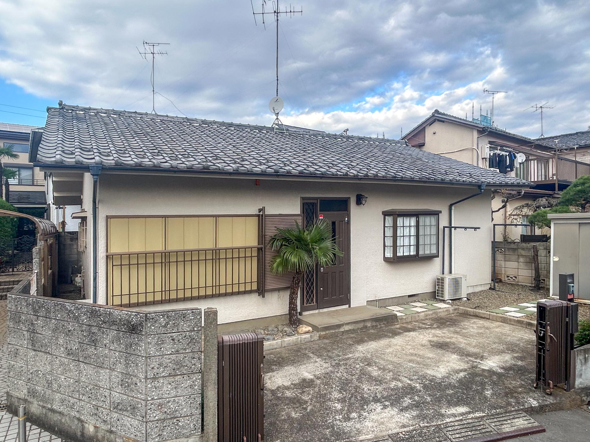杉並区阿佐谷北の賃貸物件/ちいさなシュロの木が出迎えてくれる瓦葺きの平屋