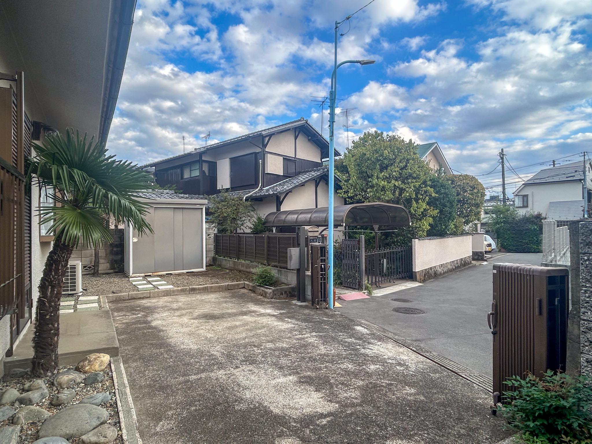杉並区阿佐谷北の賃貸物件/ゆったりとした駐車スペースと、道路側に大きく開く間口
