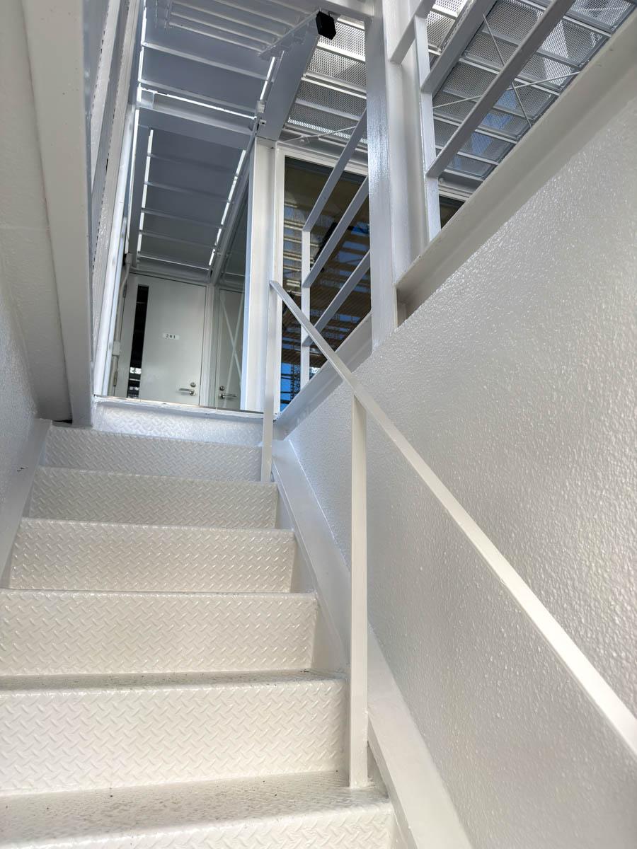 大田区東馬込の賃貸物件/通りからすっと上がりやすい階段を登って2階へ