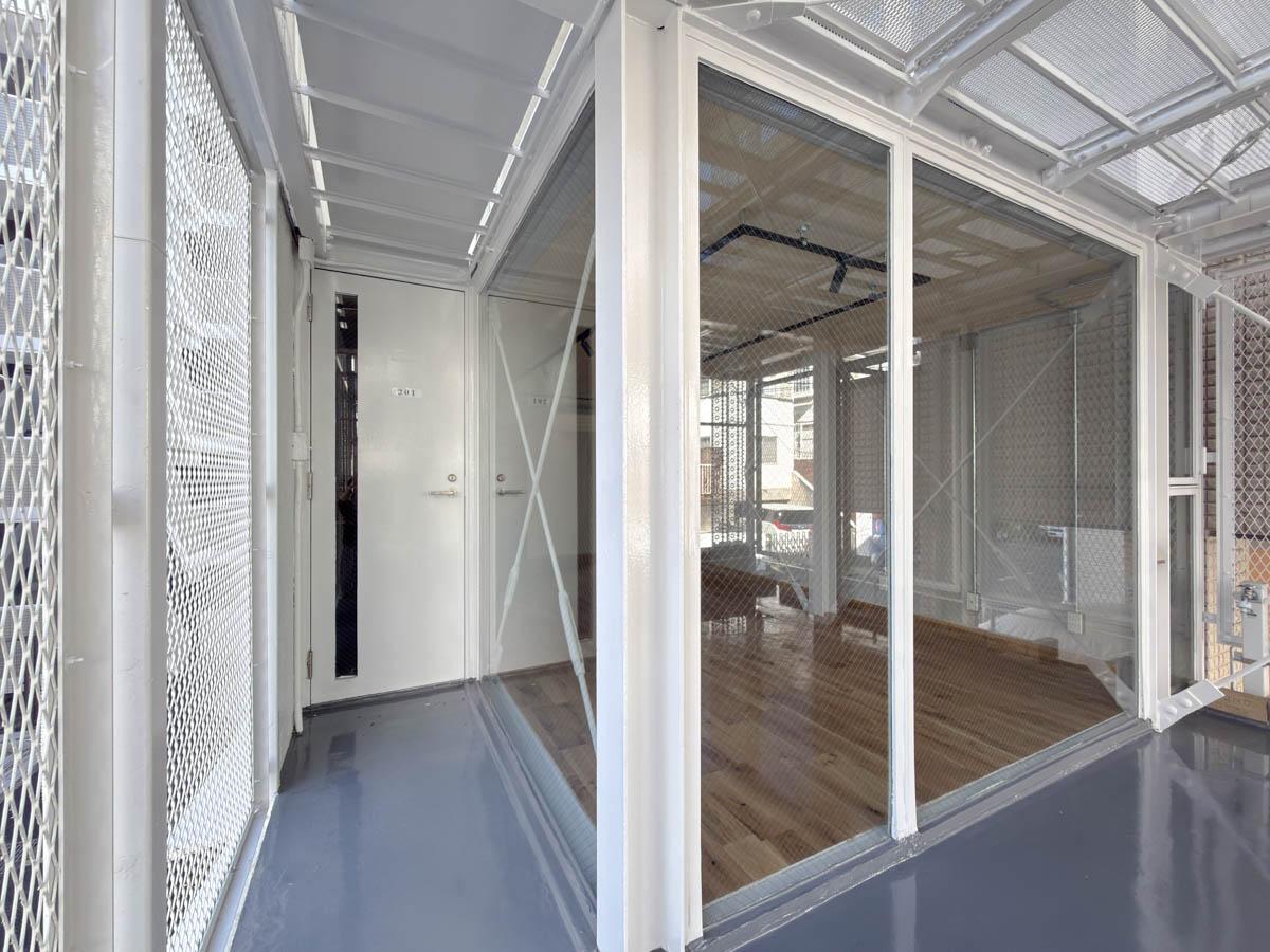 大田区東馬込の賃貸物件/階段上がるとガラスに囲まれた今回の区画が待っています。外から来た人も入りやすい雰囲気です