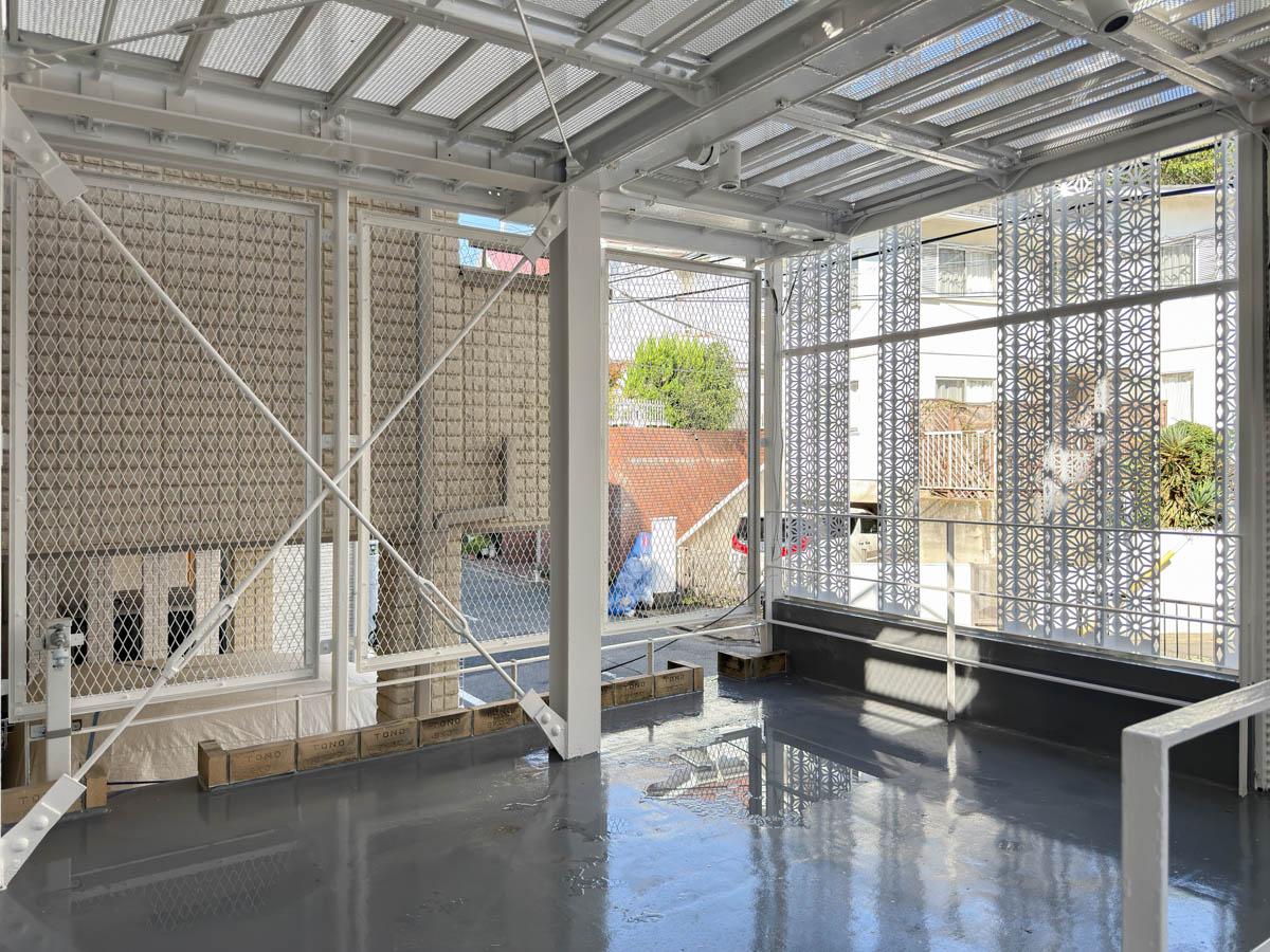 大田区東馬込の賃貸物件/こちら階段上がったところにある、半屋外のフリースペース。動線を確保できる範囲で植物やベンチなど置いてもいい