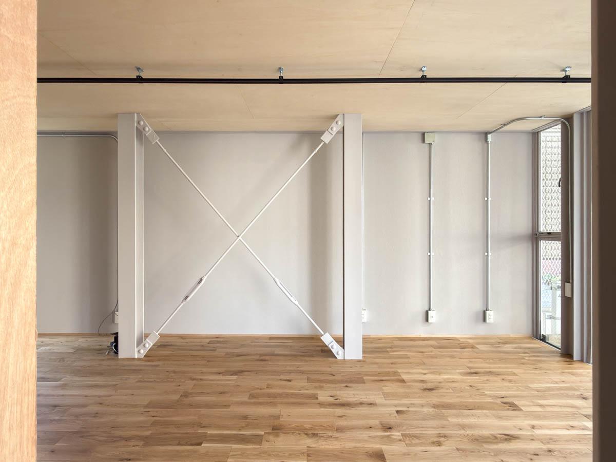 大田区東馬込の賃貸物件/薄いグレーの壁がセンスよく、スチールのフレームがアクセントとなった空間。天井高は約2.1mと低めです