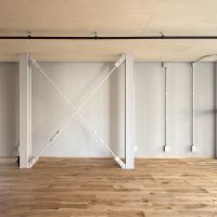 大田区東馬込の賃貸物件/薄いグレーの壁がセンスよく、スチールのフレームがアクセントとなった空間。天井高は約2.1mと低めです