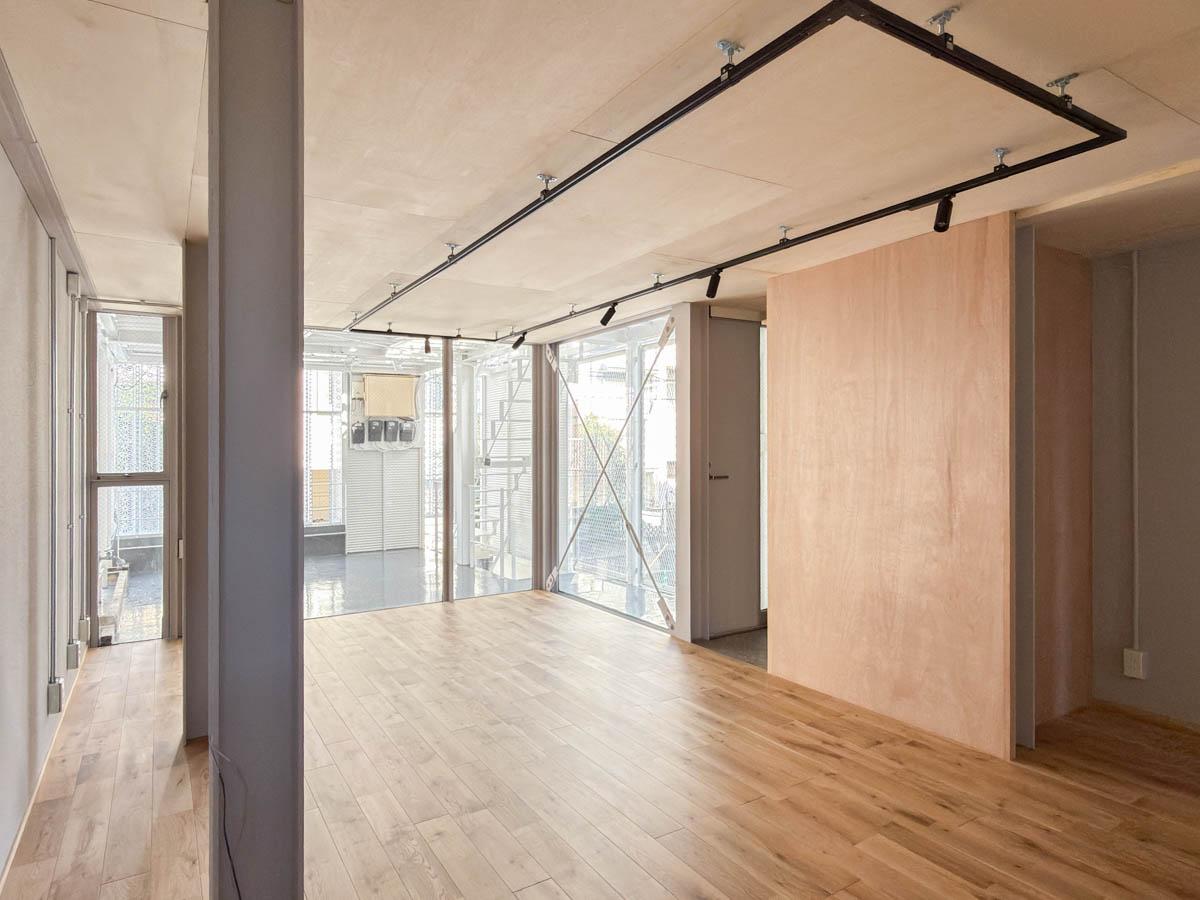 大田区東馬込の賃貸物件/床にはアカシアの無垢材。天井や一部壁にも木が使われ、落ち着く雰囲気の内装に