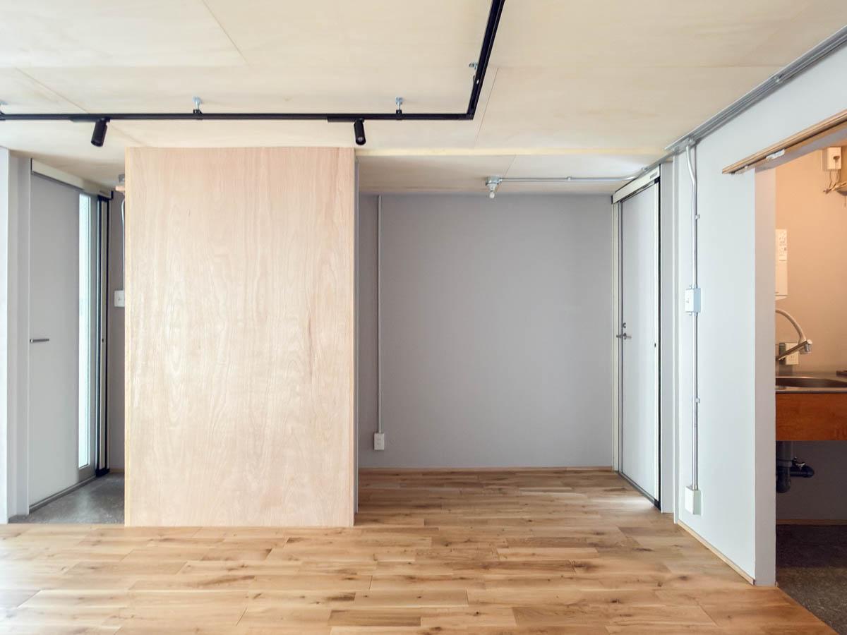 大田区東馬込の賃貸物件/右側に給湯室やトイレ。奥にはバルコニーに出られる扉があります