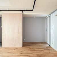 大田区東馬込の賃貸物件/右側に給湯室やトイレ。奥にはバルコニーに出られる扉があります