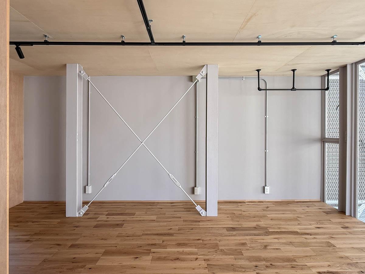 大田区東馬込の賃貸物件/淡いグレーの塗装壁、床は無垢材、天井はシナ材。素材感が素敵な内装。スチールフレームもかっこいい