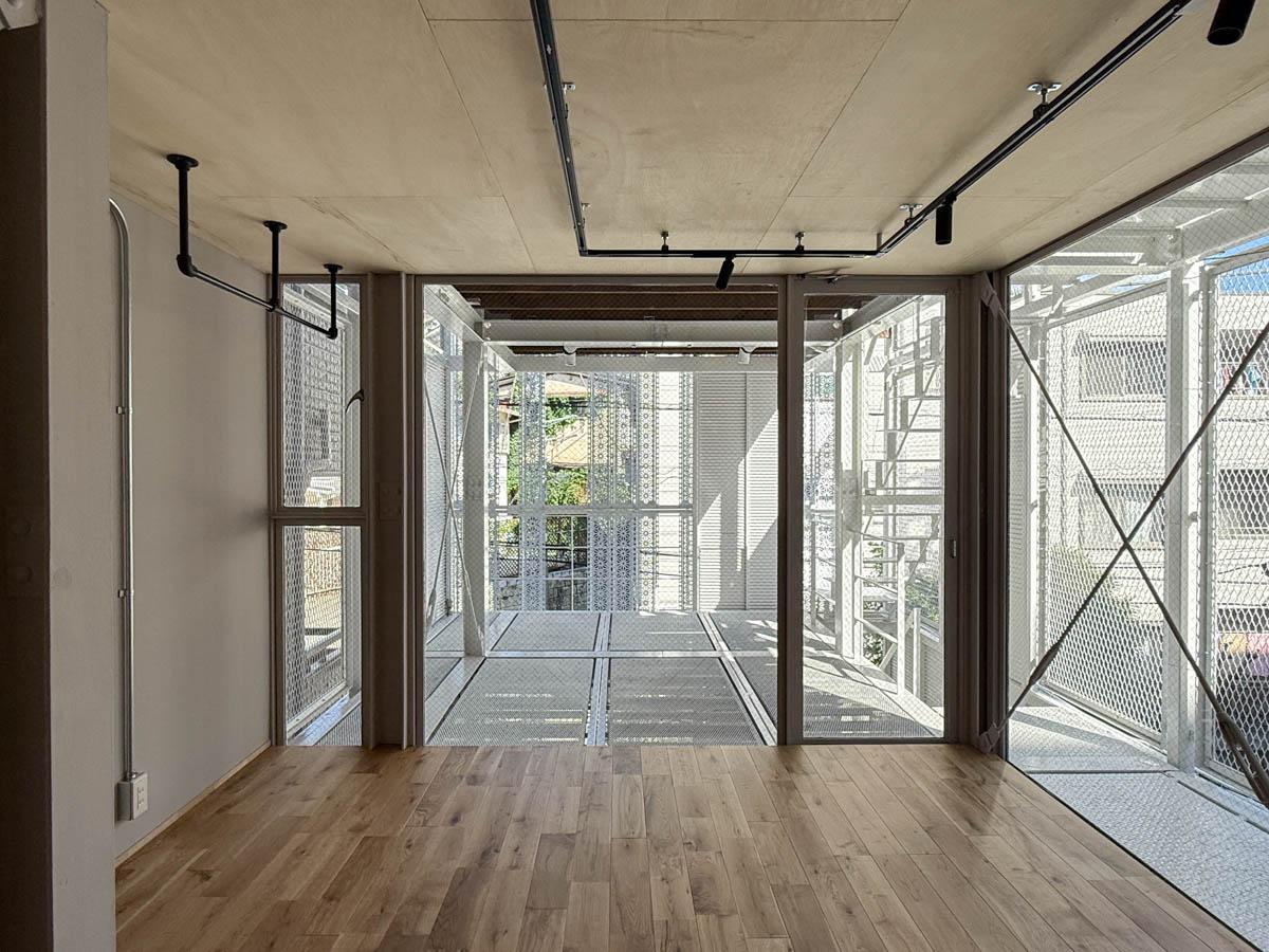 大田区東馬込の賃貸物件/部屋の2面が大きなガラス窓になっていて開放的