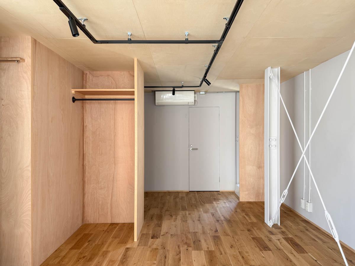 大田区東馬込の賃貸物件/木がたくさん使われ、ナチュラルで可愛いです。収納スペースがちゃんと用意されているのが嬉しい。天井高は約2.1mで低め