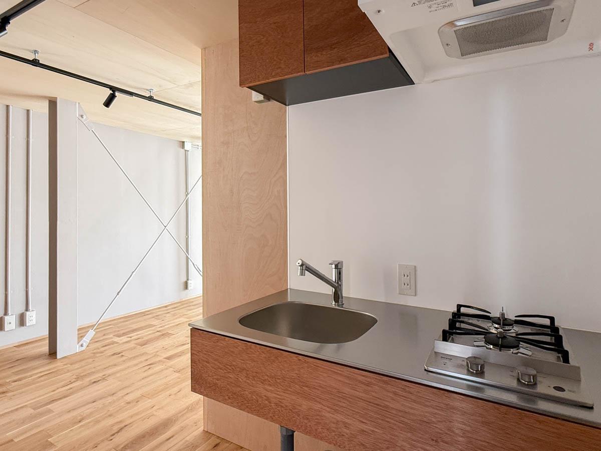 大田区東馬込の賃貸物件/内装をリノベーションしていて、キッチンは木製のデザインでかわいい