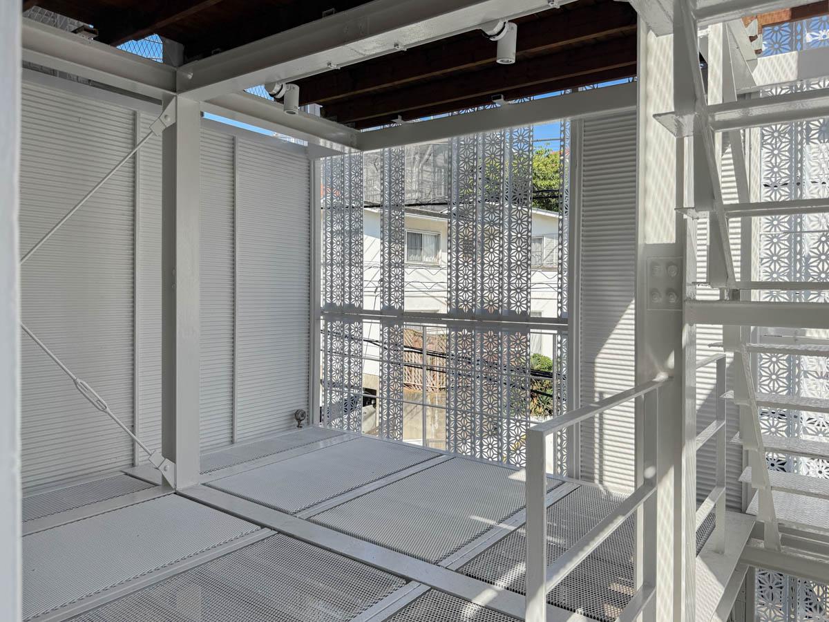 大田区東馬込の賃貸物件/ユニークな建物の構造で、階段ホールも兼ねるフリースペースが広い。動線を確保できる範囲で、植物やベンチなど置いてもいい