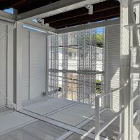 大田区東馬込の賃貸物件/ユニークな建物の構造で、階段ホールも兼ねるフリースペースが広い。動線を確保できる範囲で、植物やベンチなど置いてもいい