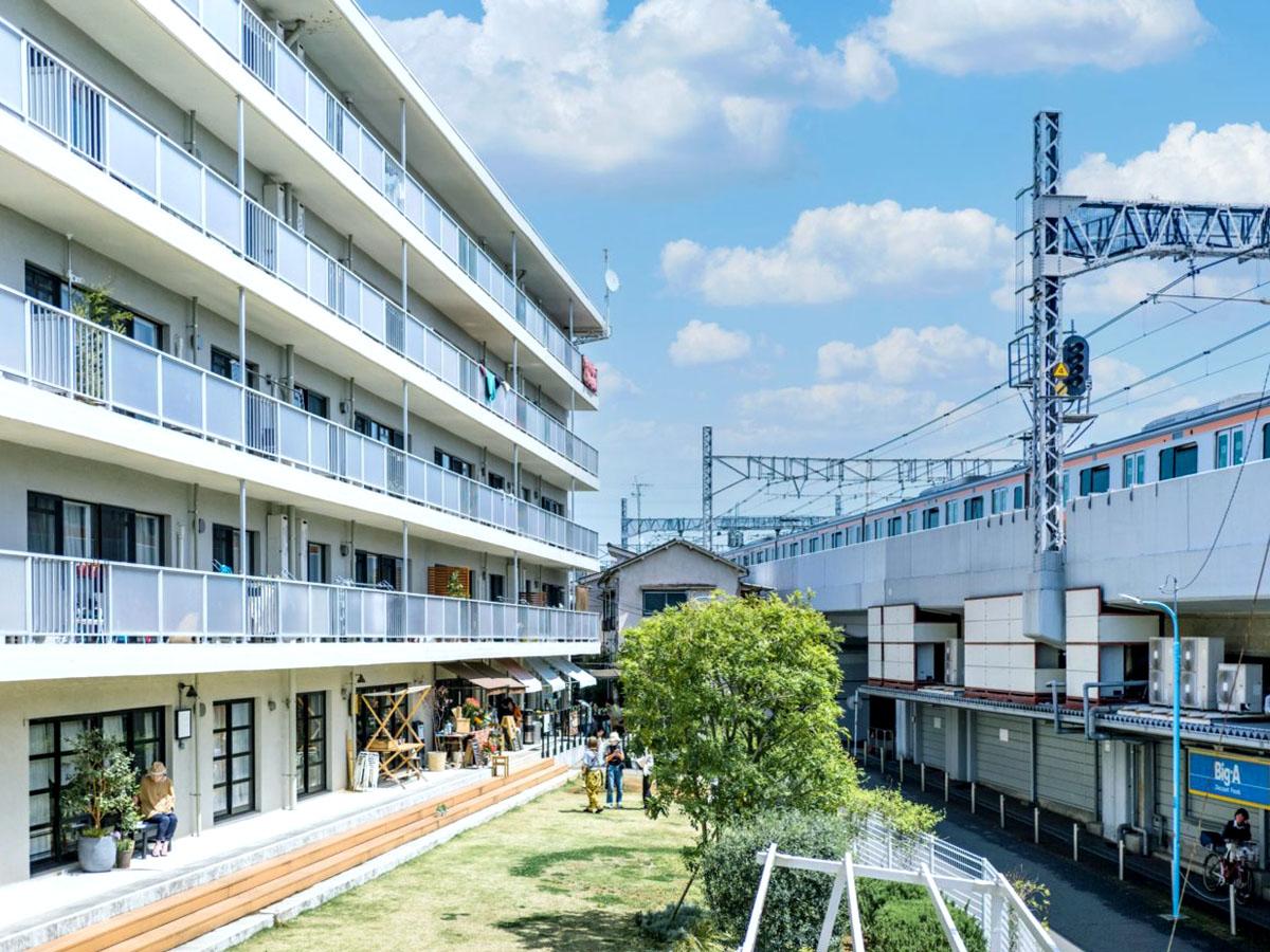 杉並区高円寺北の賃貸物件/ふだんの高円寺アパートメント、A棟1階には飲食を含む6つの店舗が軒を連ね前面には芝生庭が広がります