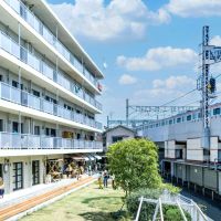 杉並区高円寺北の賃貸物件/ふだんの高円寺アパートメント、A棟1階には飲食を含む6つの店舗が軒を連ね前面には芝生庭が広がります