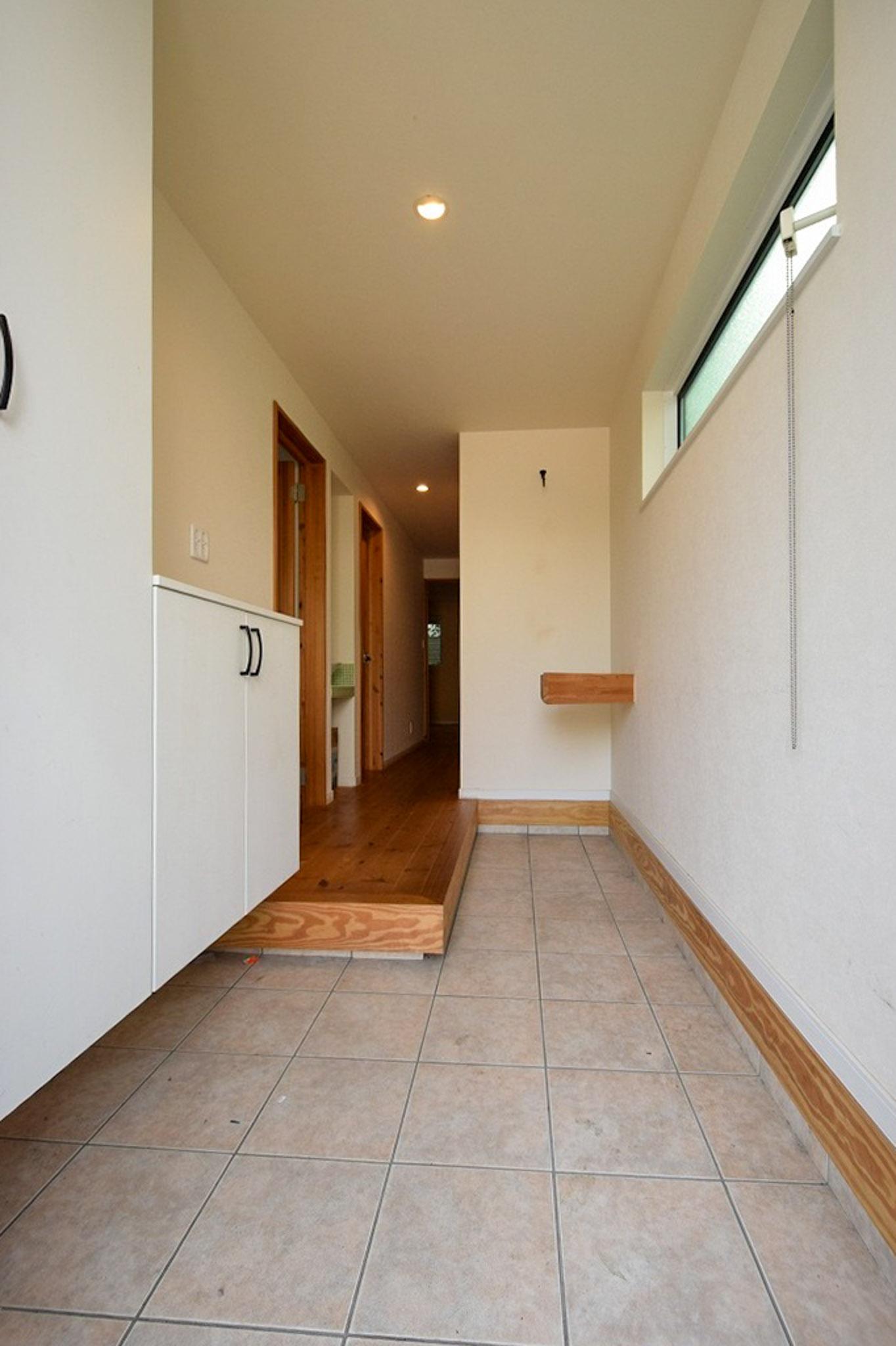 大田区田園調布の賃貸物件/広々とした玄関ホール。高窓からの自然光が明るい