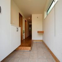 大田区田園調布の賃貸物件/広々とした玄関ホール。高窓からの自然光が明るい