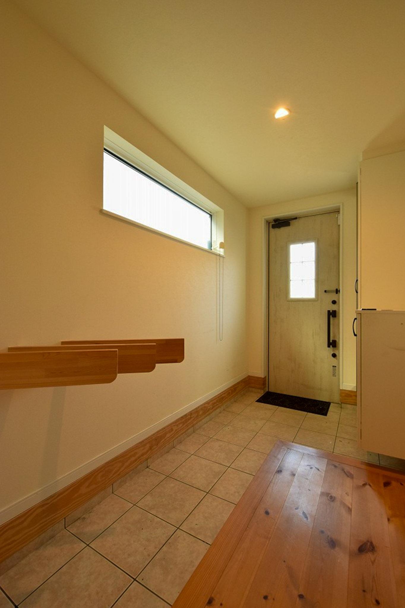 大田区田園調布の賃貸物件/無垢フローリングと白い壁のシンプルな空間。帰宅時のほっとする瞬間