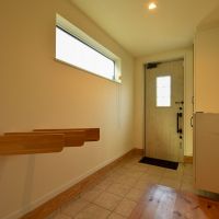 大田区田園調布の賃貸物件/無垢フローリングと白い壁のシンプルな空間。帰宅時のほっとする瞬間