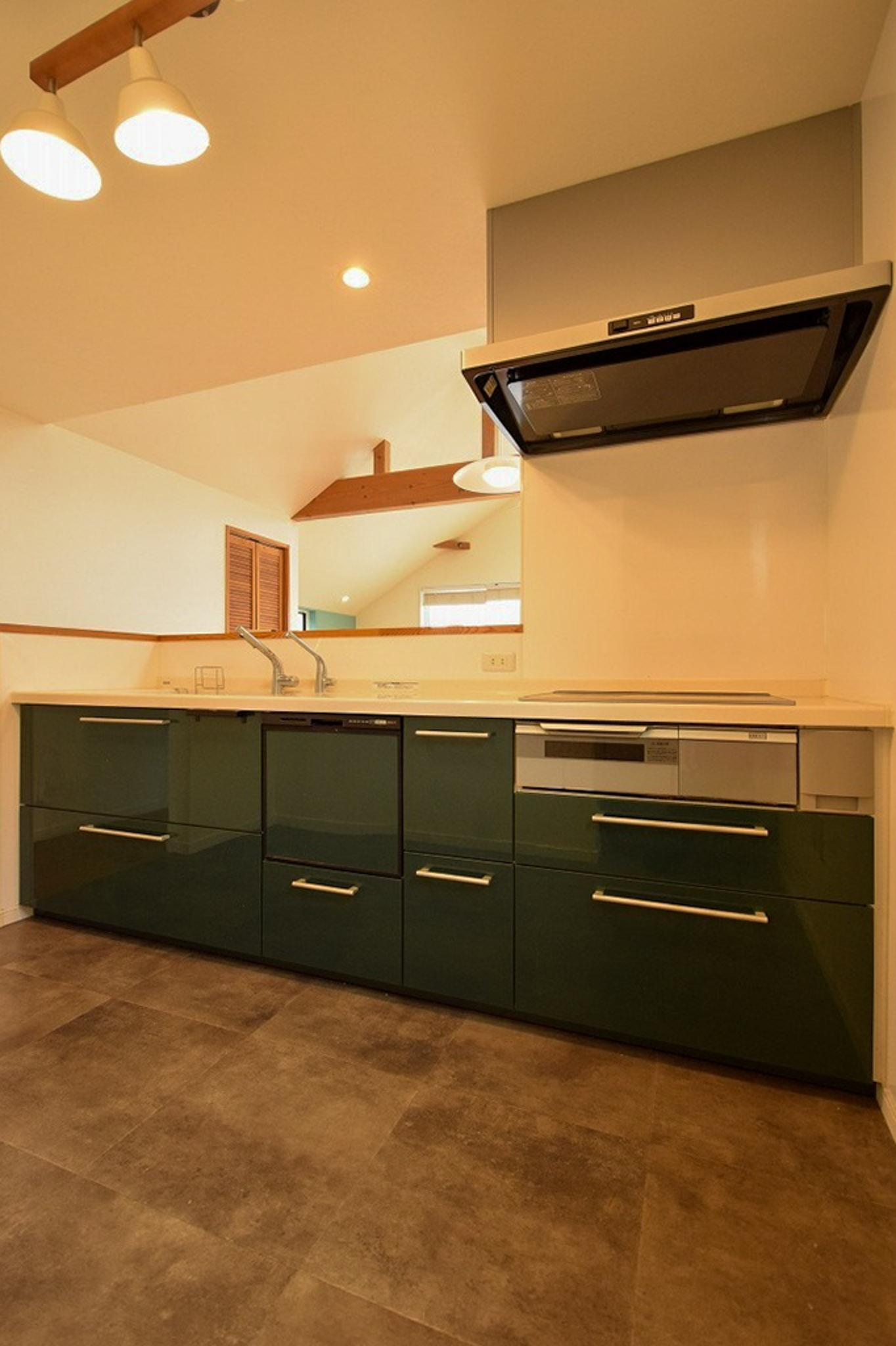 大田区田園調布の賃貸物件/グリーンの収納扉が印象的な対面キッチン。IH3口、食洗機、浄水器完備