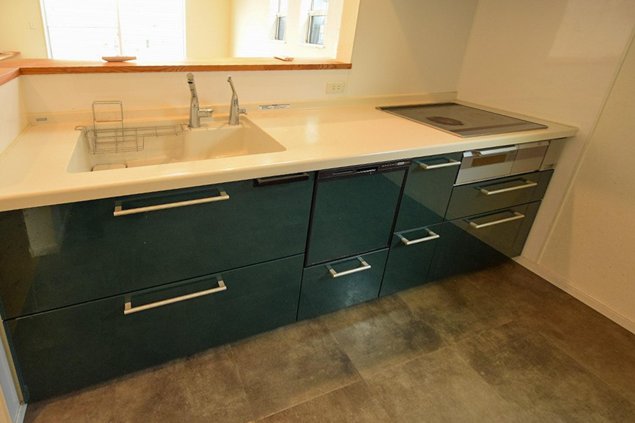 大田区田園調布の賃貸物件/グリーンの収納扉が印象的な対面キッチン。IH3口、食洗機、浄水器完備