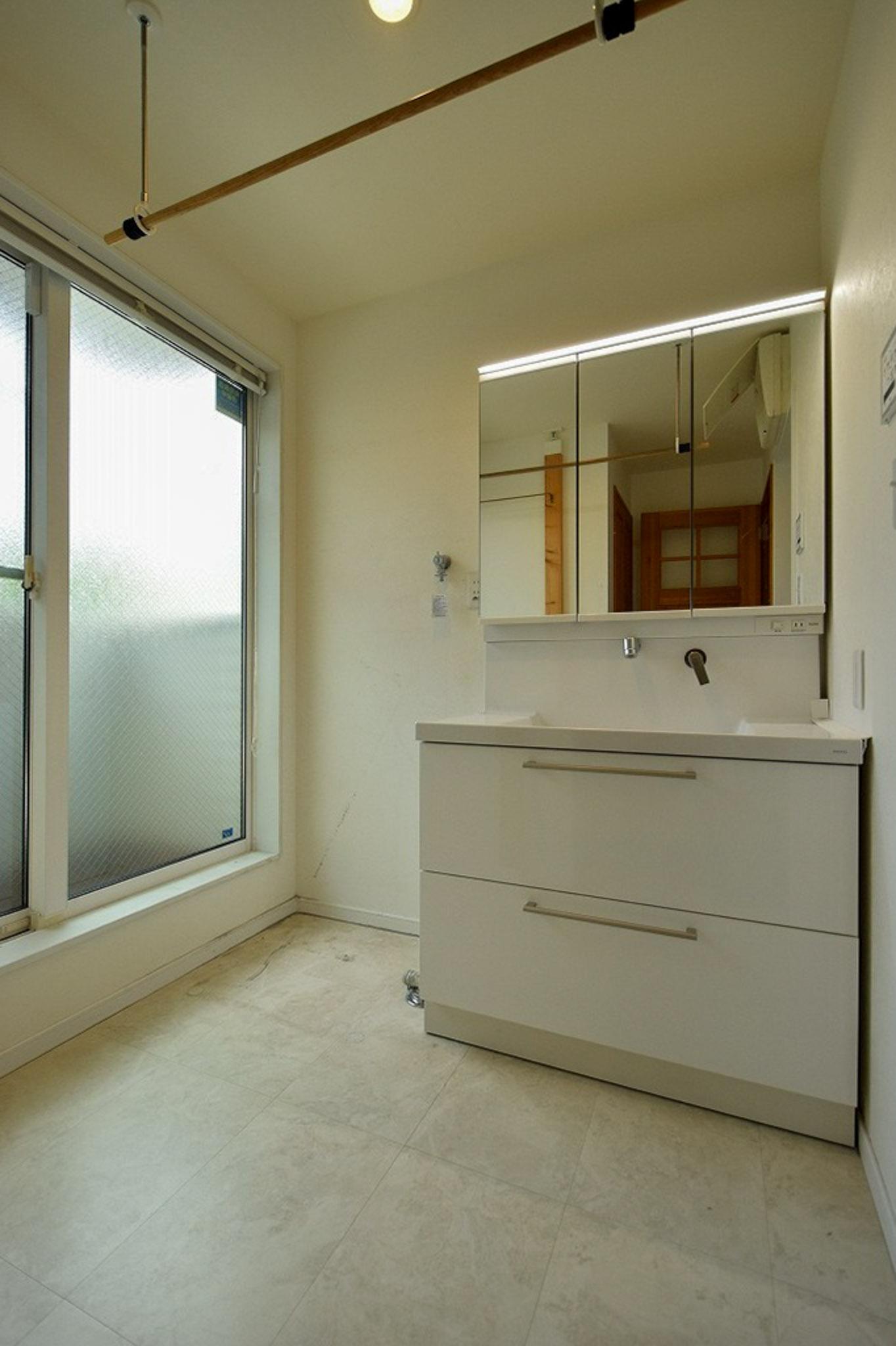 大田区田園調布の賃貸物件/自然光が入る明るい洗面室。南向きのバルコニーもあって物干しの動線も快適