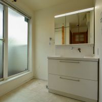 大田区田園調布の賃貸物件/自然光が入る明るい洗面室。南向きのバルコニーもあって物干しの動線も快適