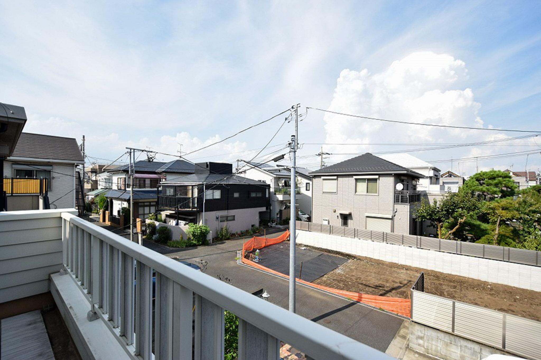 大田区田園調布の賃貸物件/2階バルコニーからの眺め。高い建物がなく、空が広い。閑静な住宅街の落ち着いた雰囲気