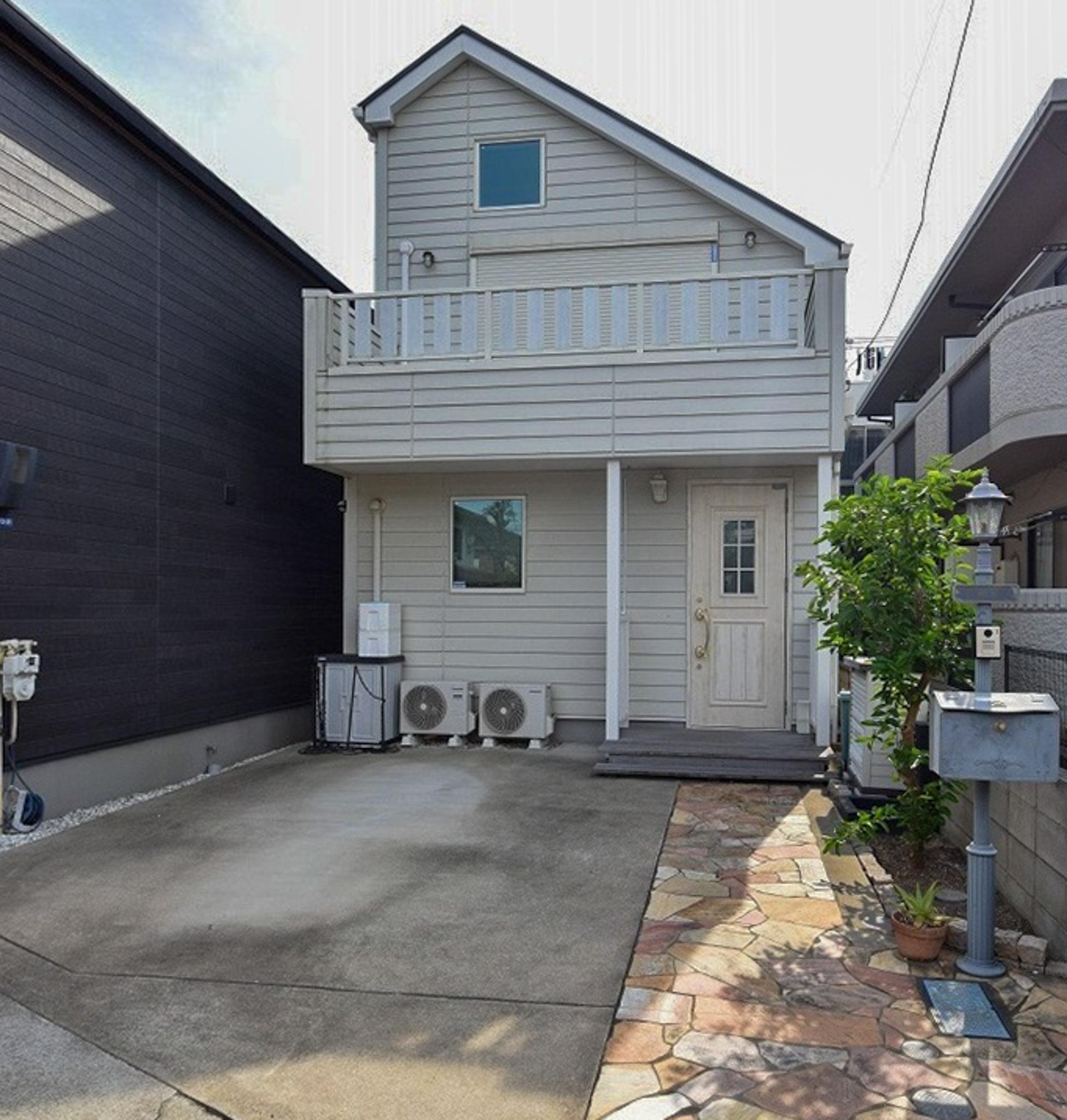 大田区田園調布の賃貸物件/オフホワイトの外壁が落ち着いた印象の戸建て。駐車場1台分付き