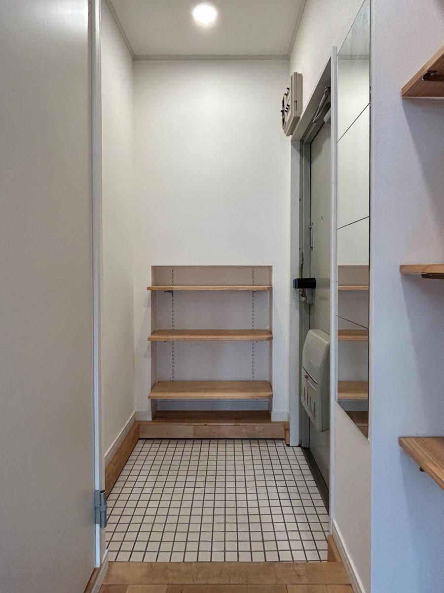 品川区南品川の賃貸物件/玄関。一人暮らしで考えるとちょうどいいくらいの靴棚。