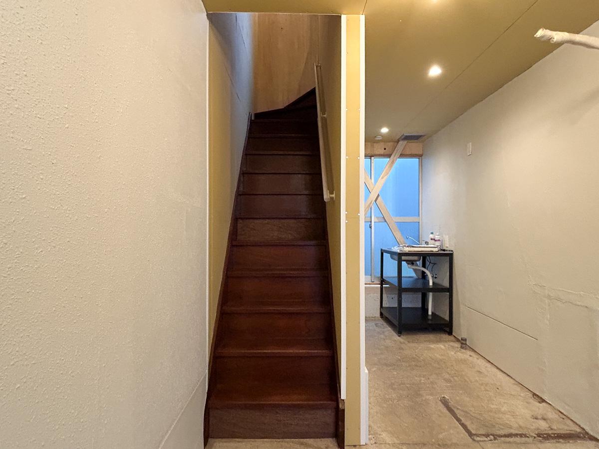 品川区西品川の賃貸物件/階段。幅は若干狭いのでご注意ください。