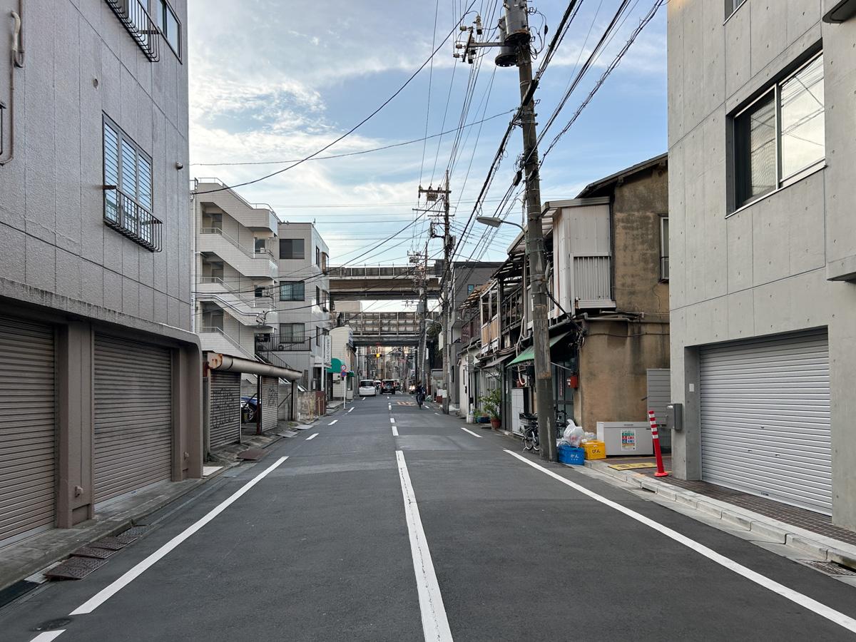品川区西品川の賃貸物件/建物前の道。住宅と昔ながらの工場が立ち並んでいます。