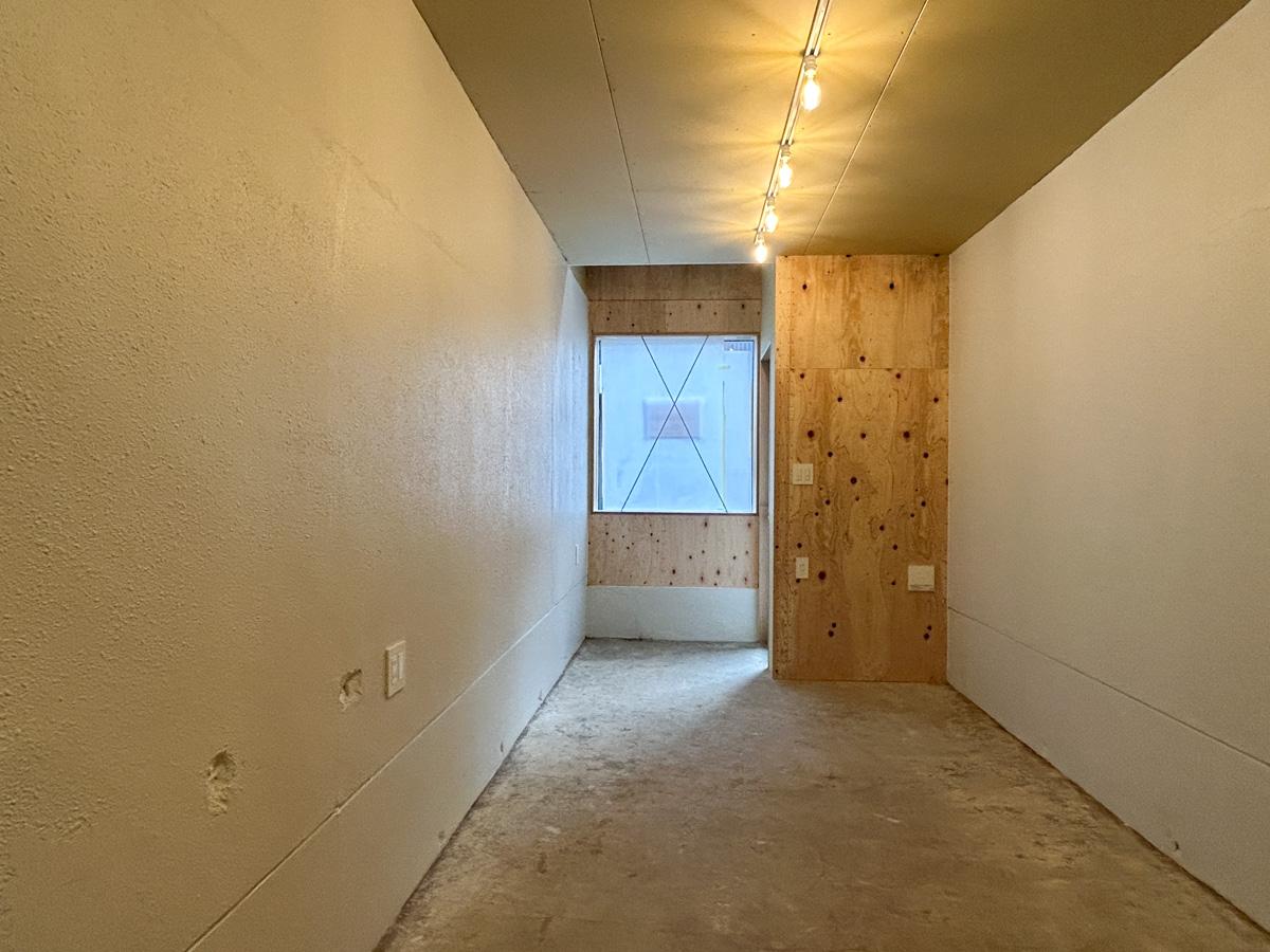 品川区西品川の賃貸物件/１階別角度から。奥の窓は現状見えない形になっていますが、前の道路に面しています。