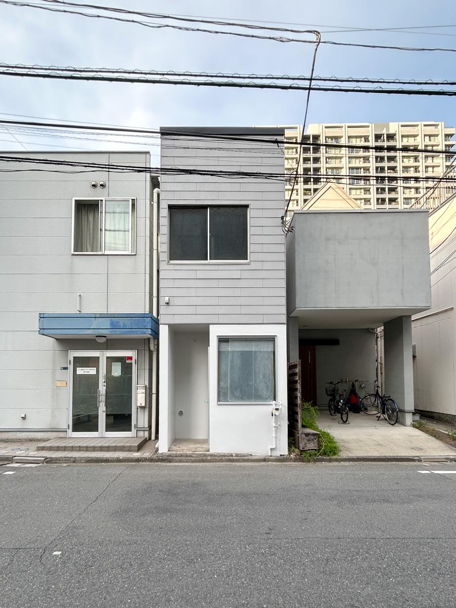 品川区西品川の賃貸物件/外観。小ぶりですが細長の形状が可愛げのある雰囲気を出しています。