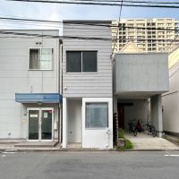 品川区西品川の賃貸物件/外観。小ぶりですが細長の形状が可愛げのある雰囲気を出しています。