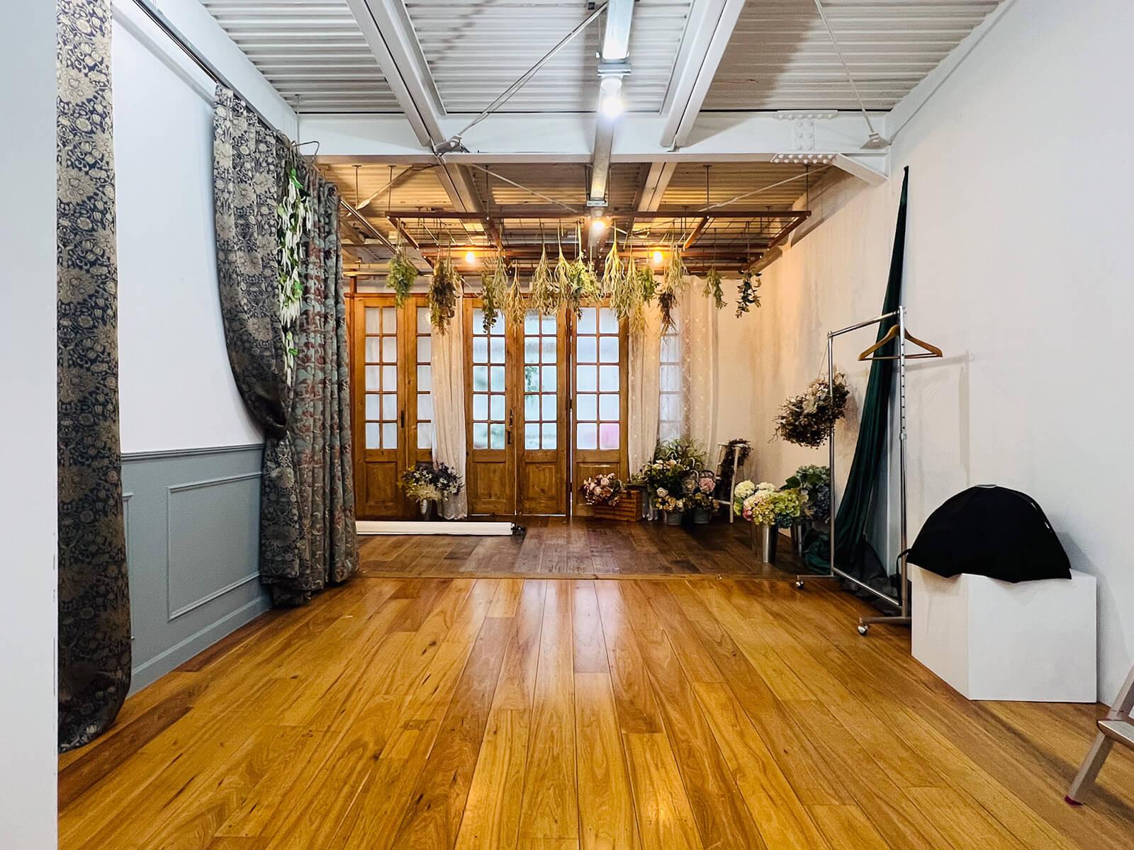 中央区日本橋大伝馬町の賃貸物件/古材などで作った造作は撤去予定。壁と天井は白く塗装、床はこのフローリングが残ります