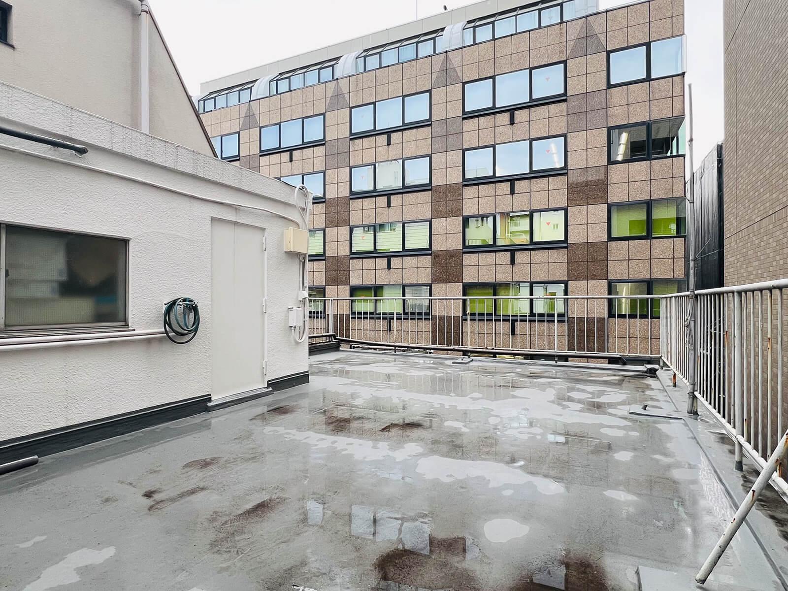 中央区日本橋大伝馬町の賃貸物件/5階の屋上はこんな感じ。撮影日はあいにくの雨でしたが、空が広く、ひと息つくのにぴったりな場所だと思いました