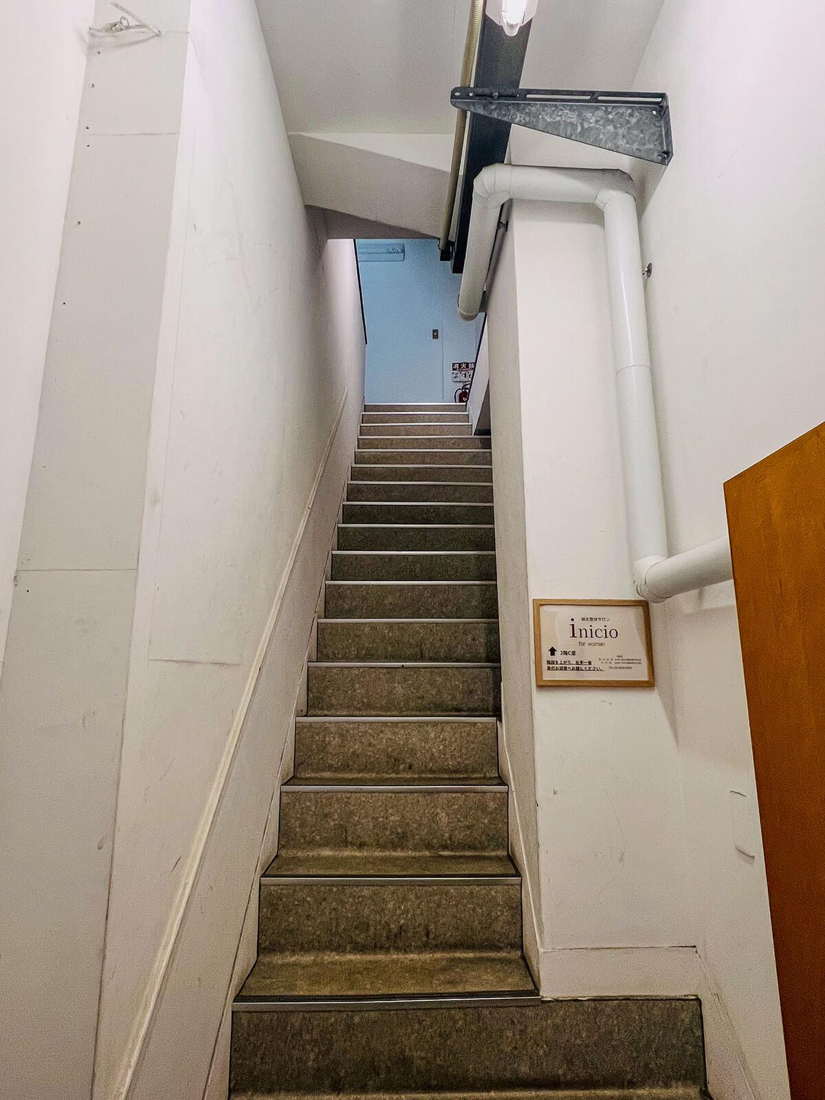 中央区日本橋大伝馬町の賃貸物件/1階からこんな階段を上ります