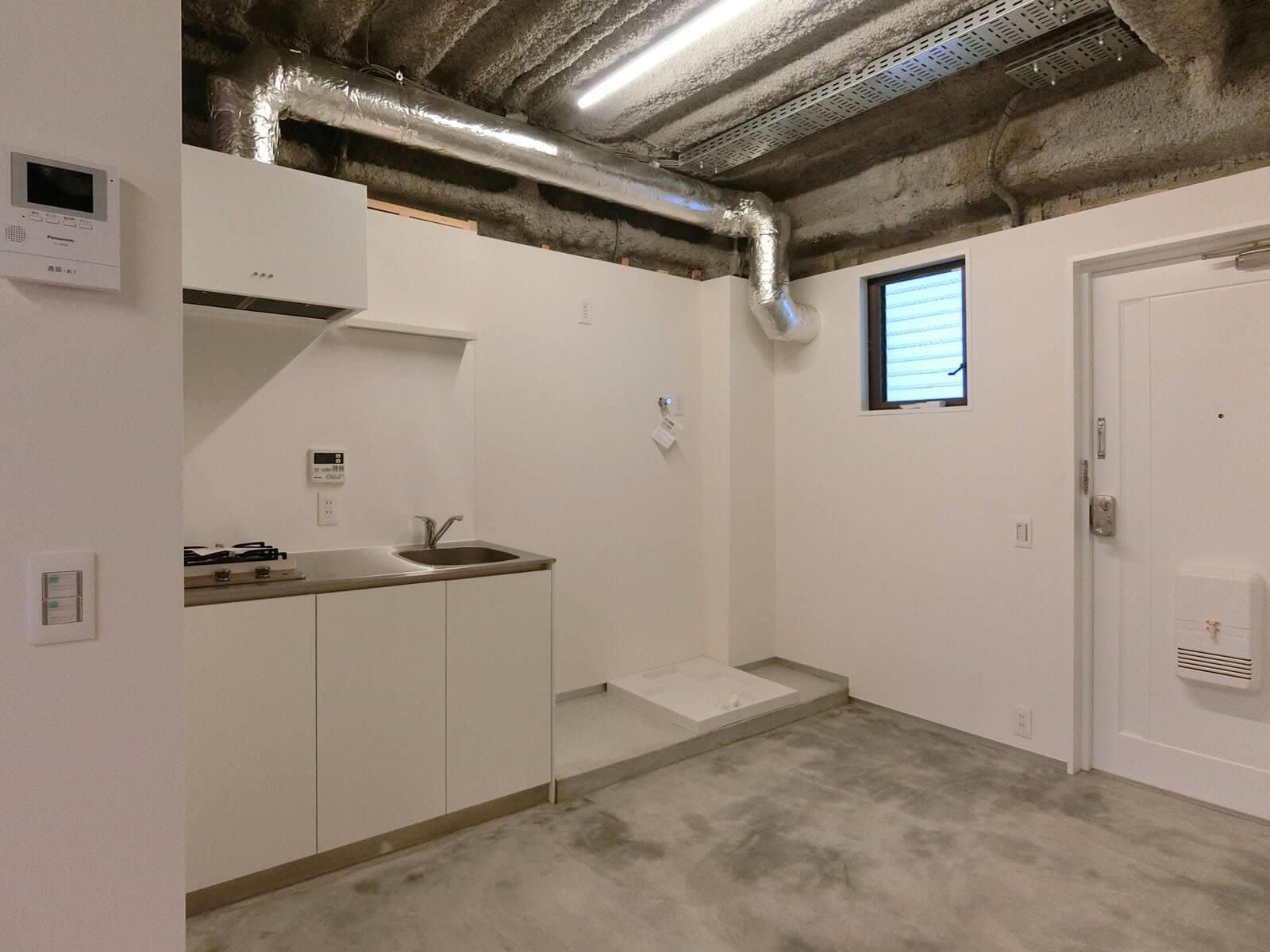 川崎市高津区溝口の賃貸物件/土間で始まる入口はモノトーンでクールな雰囲気、天井はワイルドな仕上がりです