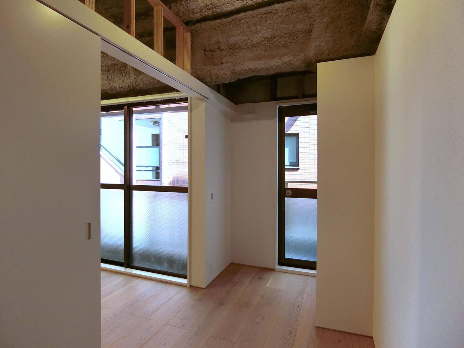 川崎市高津区溝口の賃貸物件/ベッドから窓辺を見るとこんな感じ