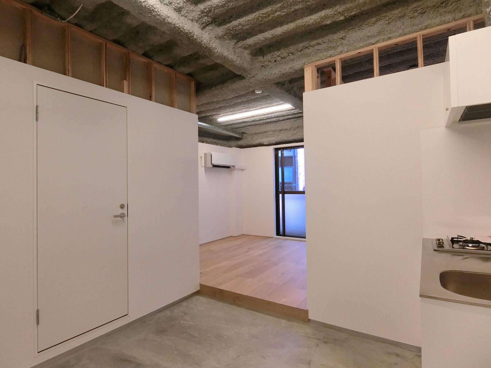 川崎市高津区溝口の賃貸物件/左の扉を開けるとバストイレ