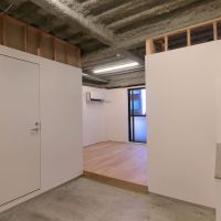 川崎市高津区溝口の賃貸物件/左の扉を開けるとバストイレ