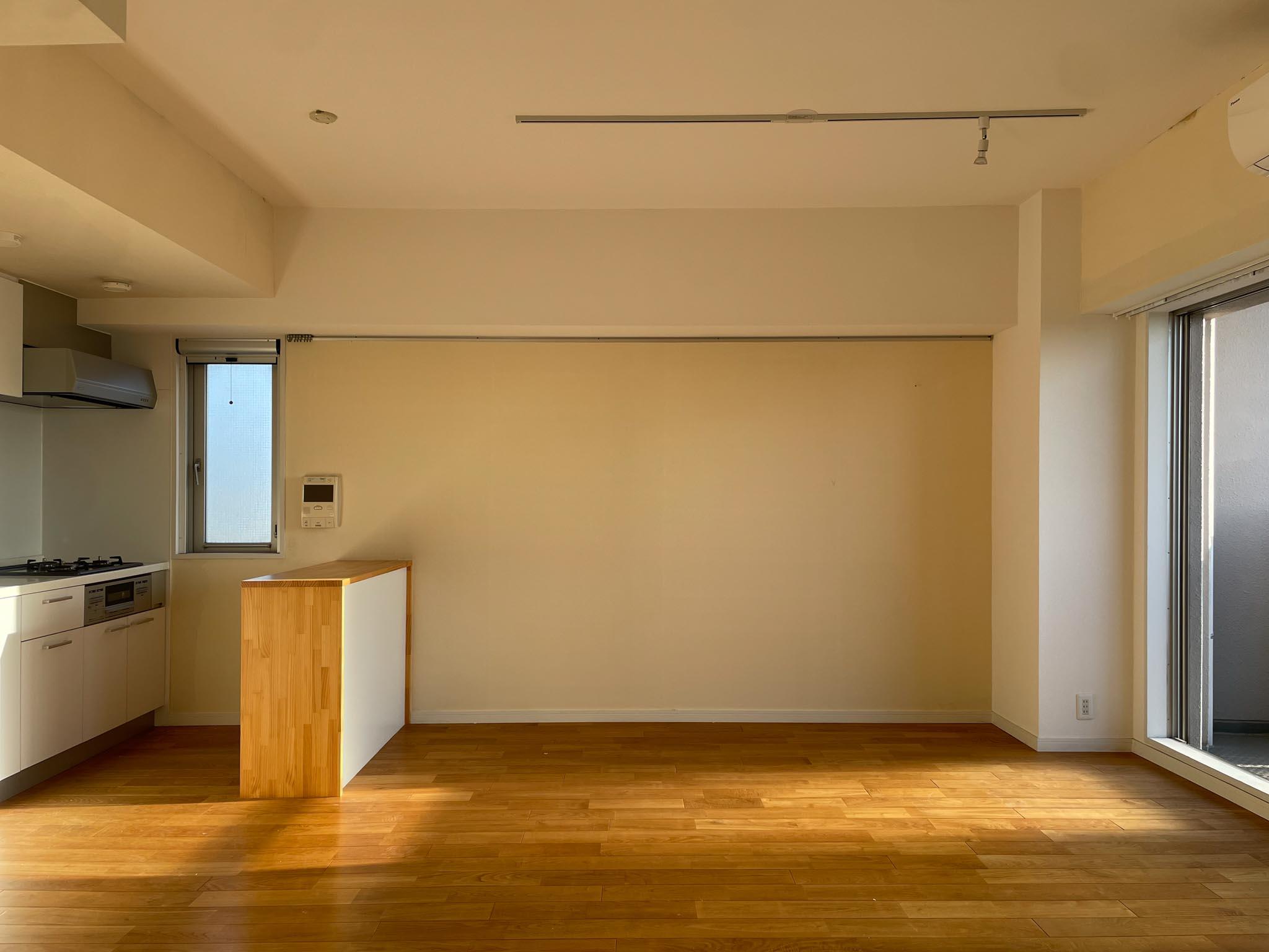 江戸川区瑞江の賃貸物件/キッチン前にはやっぱり、シンプルにダイニングテーブルを配置