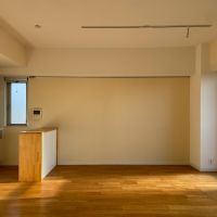 江戸川区瑞江の賃貸物件/キッチン前にはやっぱり、シンプルにダイニングテーブルを配置