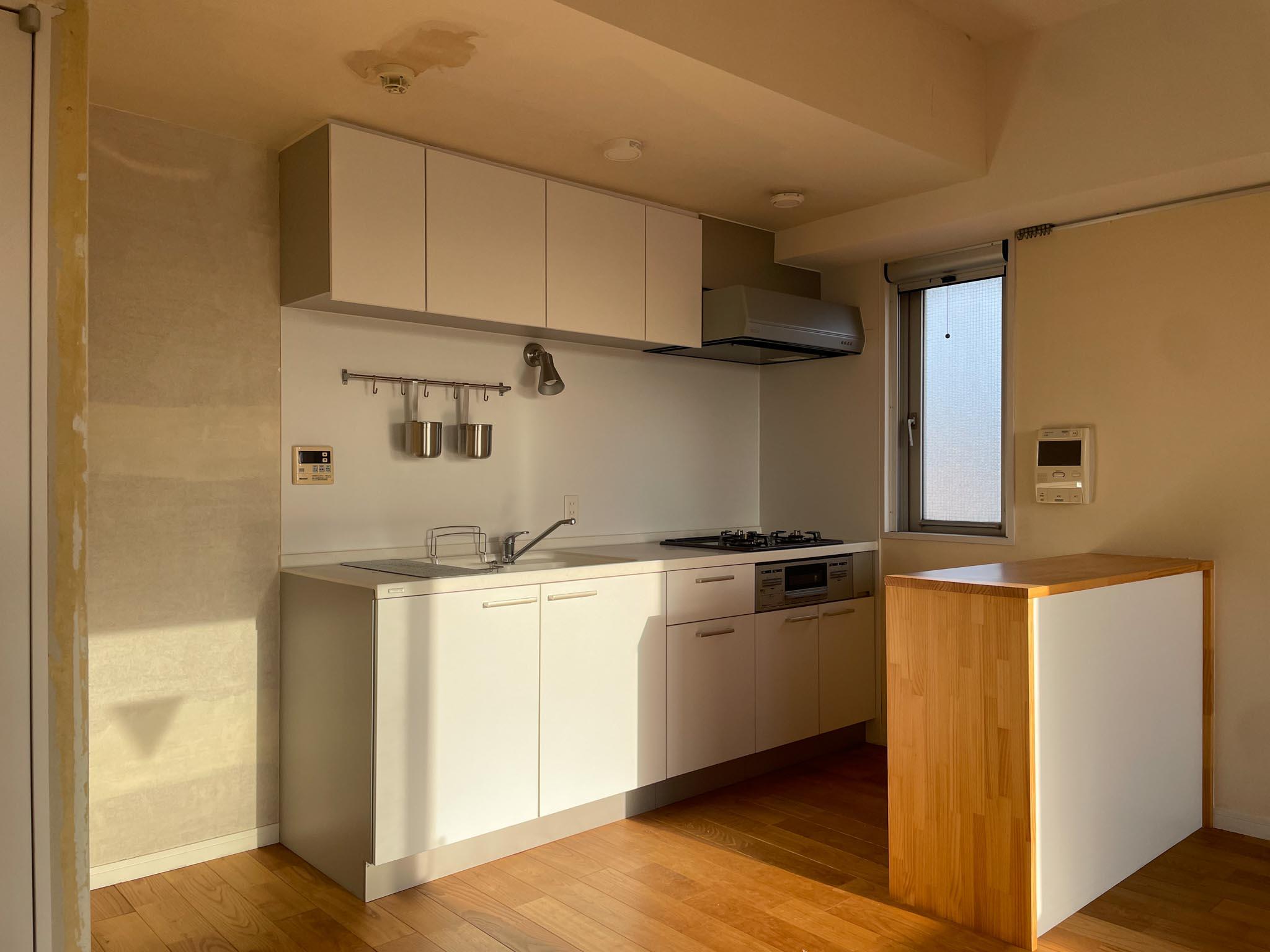 江戸川区瑞江の賃貸物件/3口ガスコンロにグリル付きのキッチン。カウンターをうまく使って華麗にクッキングしちゃってください