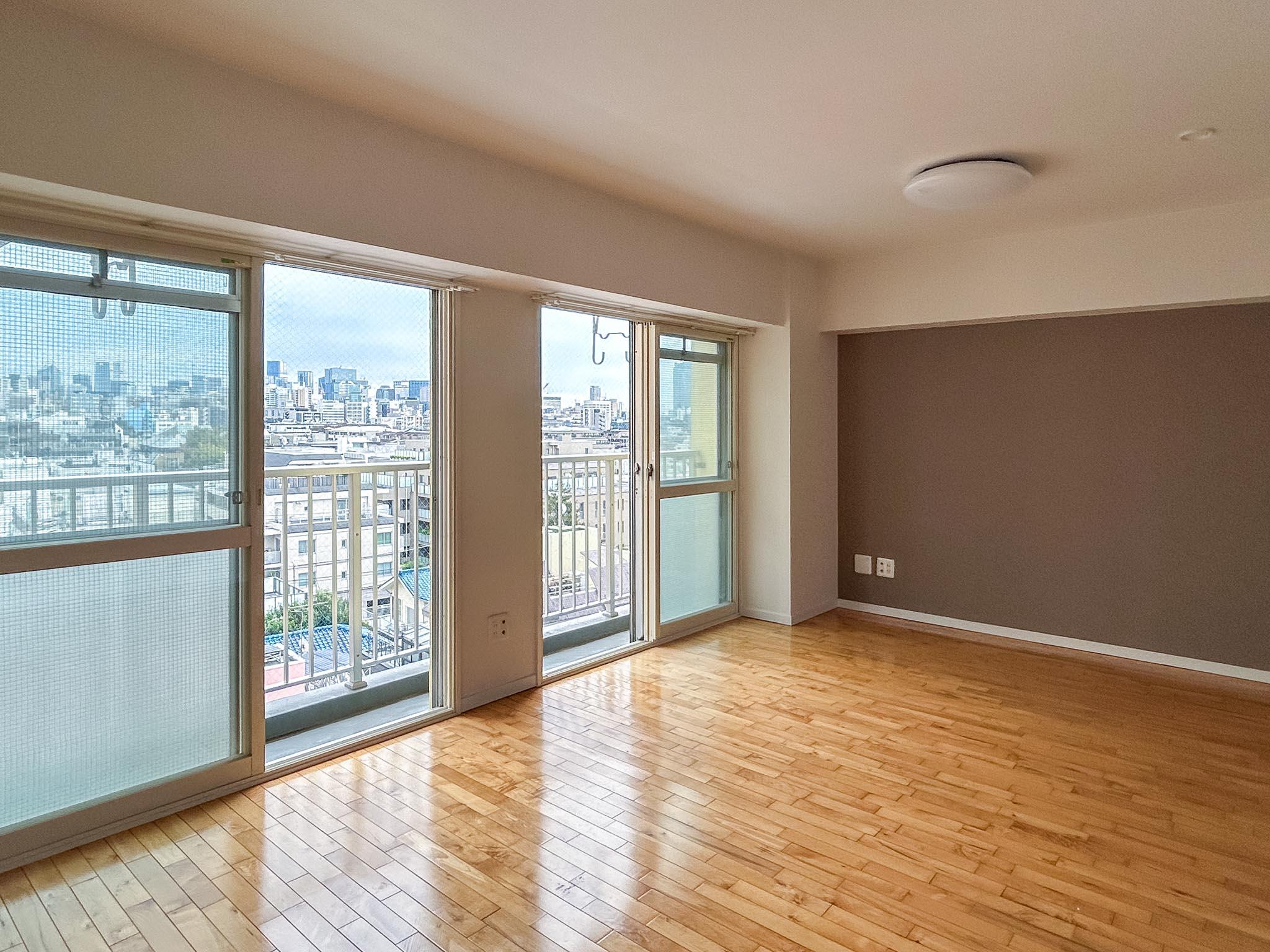 新宿区岩戸町の賃貸物件/レトロマンションの最上階。無垢フローリング敷きのワンルーム