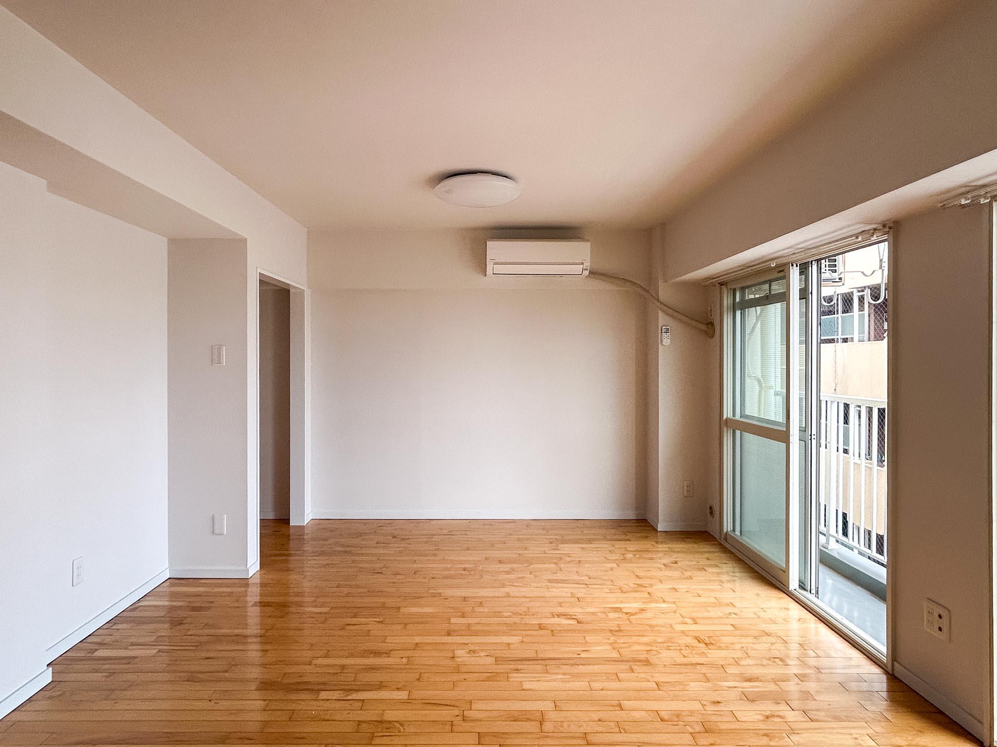 新宿区岩戸町の賃貸物件/たっぷり光が入る窓際。明るい気分で過ごせそう