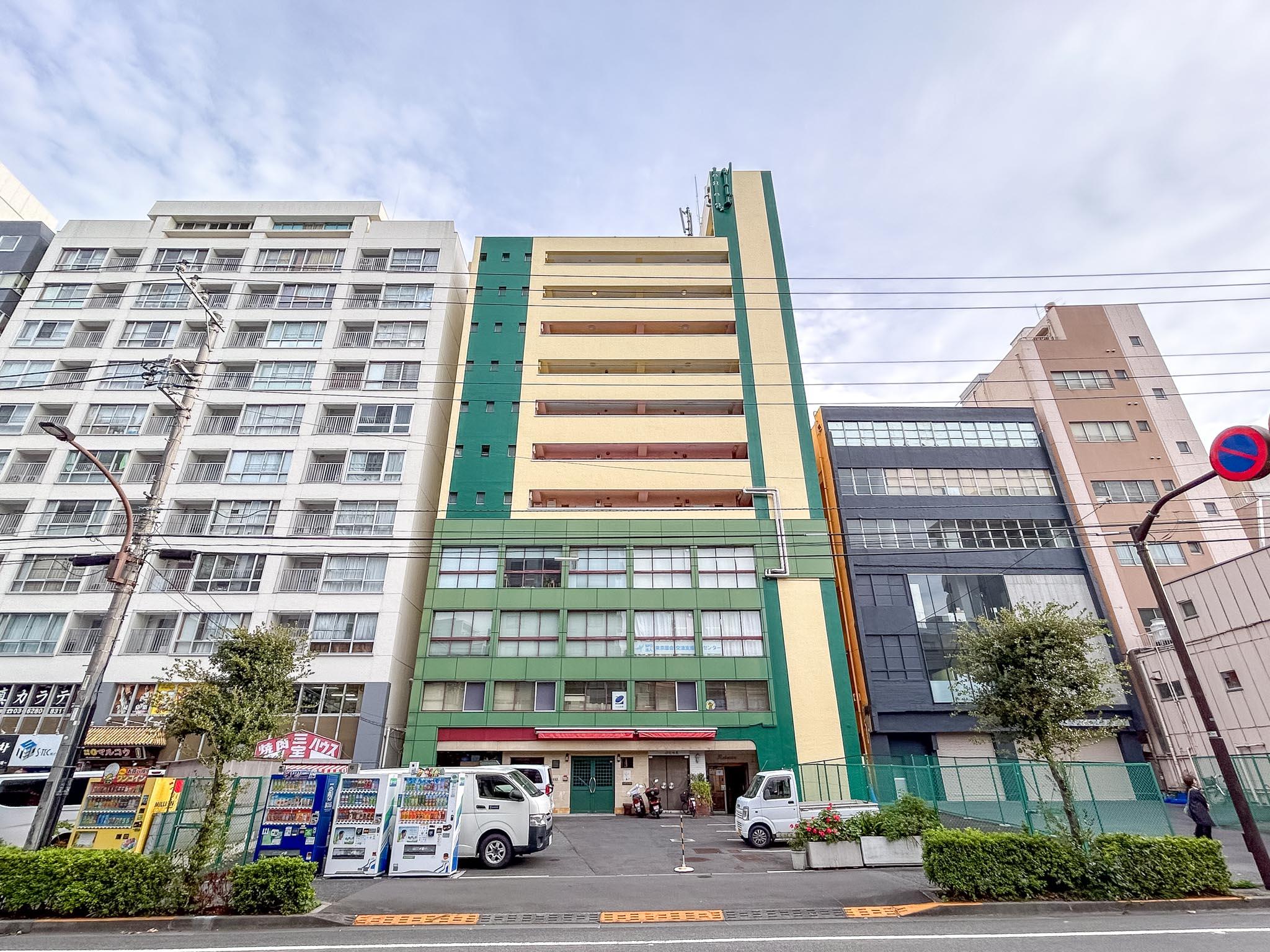 新宿区岩戸町の賃貸物件/外観。緑色と黄色がテーマカラーのレトロマンション