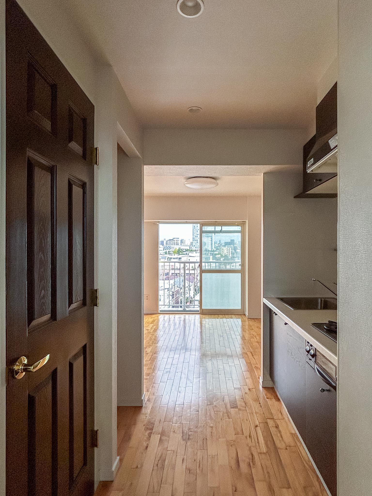 新宿区岩戸町の賃貸物件/玄関から窓側をみる