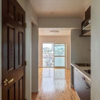 新宿区岩戸町の賃貸物件/玄関から窓側をみる