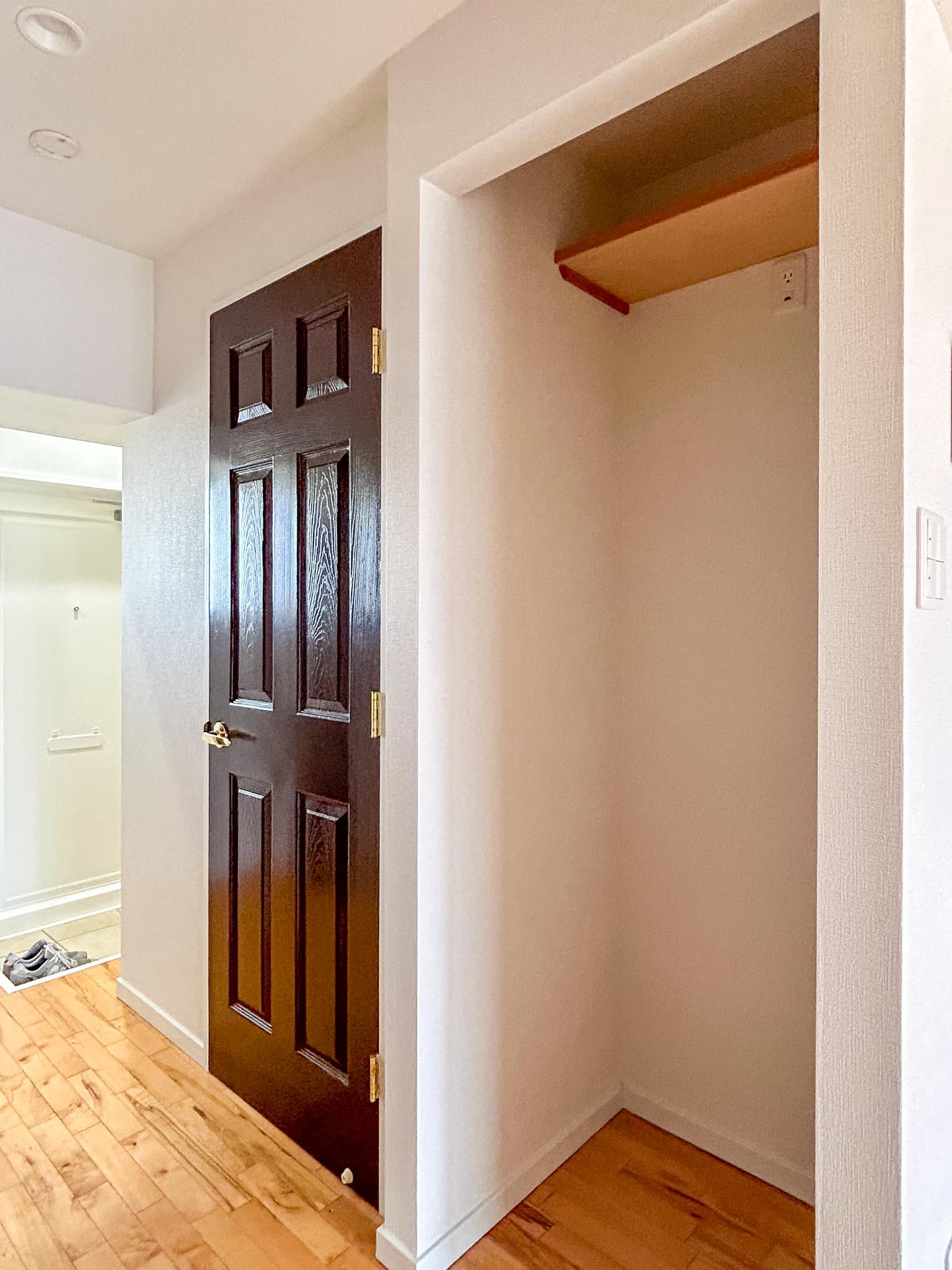 新宿区岩戸町の賃貸物件/キッチンの後ろに幅70cmほどの冷蔵庫置き場。隣にある扉の先に水回り